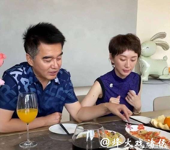 许亚军美国陪子用餐！儿子称父亲从未缺位，缺席葬礼为何？